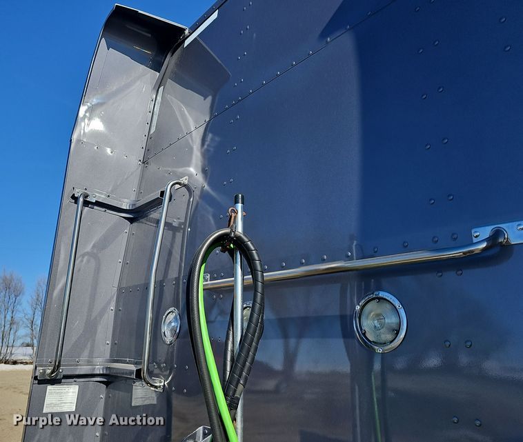 image for item DO7742 2018 Peterbilt 389 semi truck