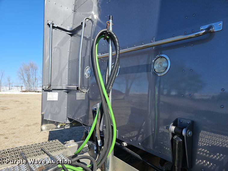 image for item DO7742 2018 Peterbilt 389 semi truck