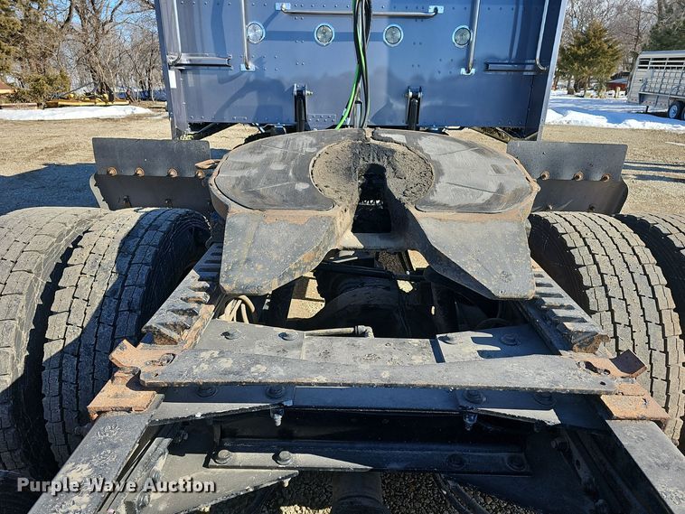 image for item DO7742 2018 Peterbilt 389 semi truck