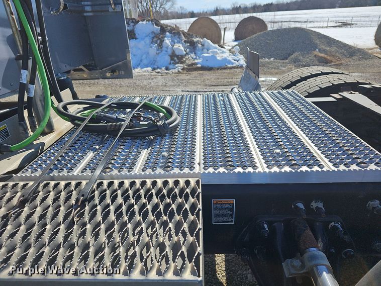 image for item DO7742 2018 Peterbilt 389 semi truck