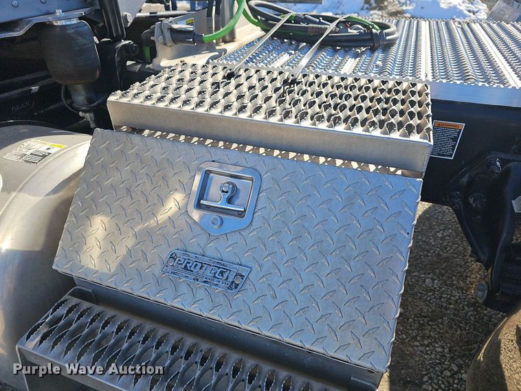 image for item DO7742 2018 Peterbilt 389 semi truck