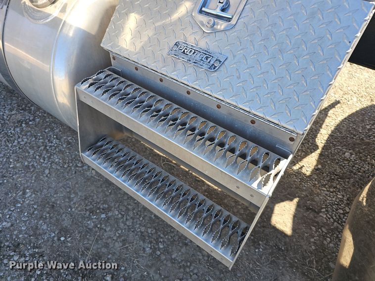 image for item DO7742 2018 Peterbilt 389 semi truck