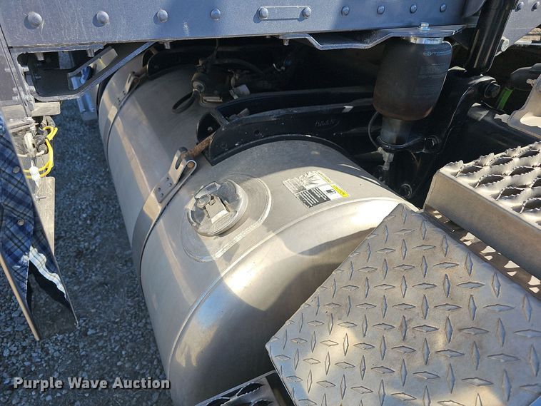 image for item DO7742 2018 Peterbilt 389 semi truck