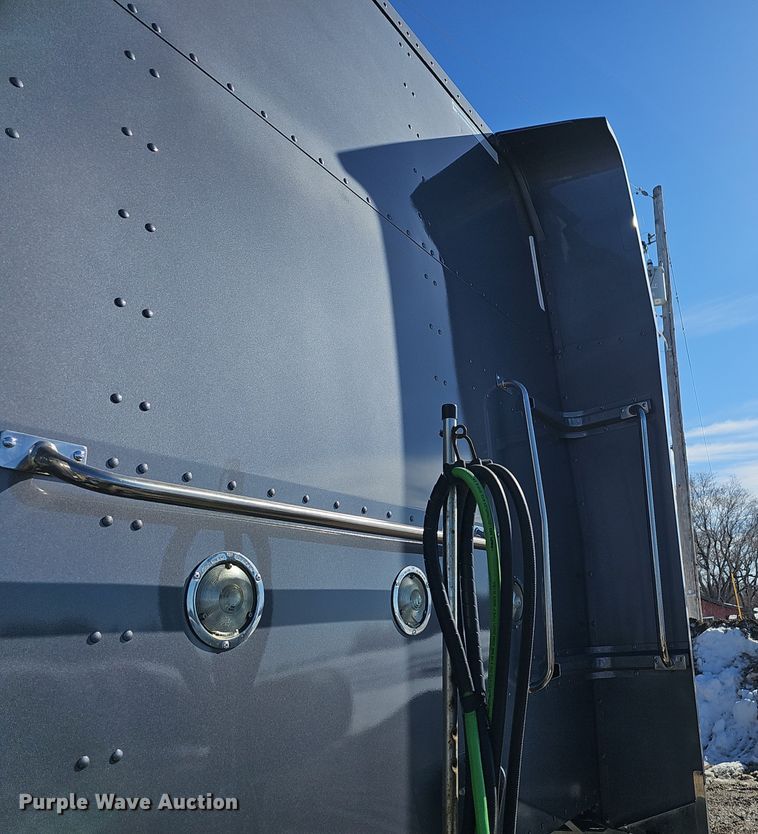 image for item DO7742 2018 Peterbilt 389 semi truck