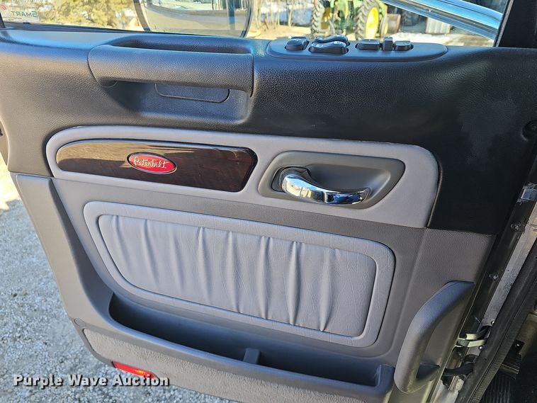 image for item DO7742 2018 Peterbilt 389 semi truck