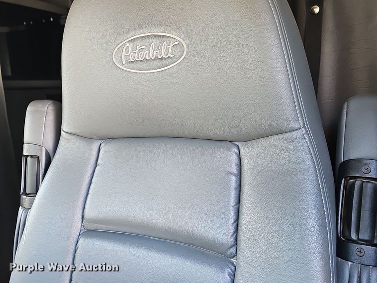 image for item DO7742 2018 Peterbilt 389 semi truck