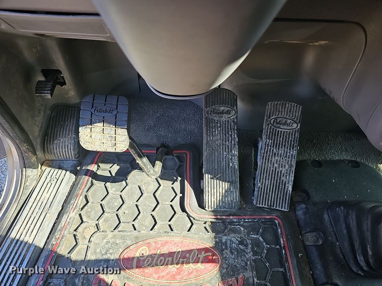 image for item DO7742 2018 Peterbilt 389 semi truck