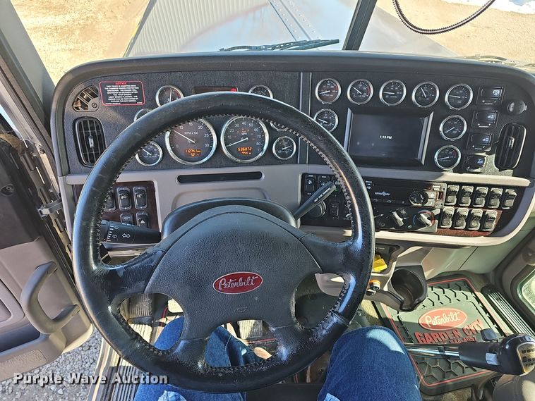 image for item DO7742 2018 Peterbilt 389 semi truck