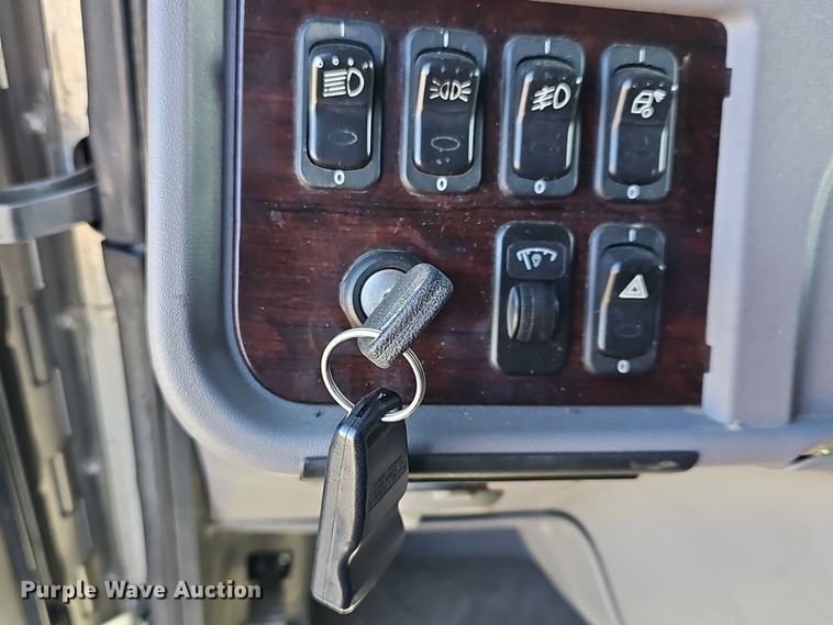 image for item DO7742 2018 Peterbilt 389 semi truck