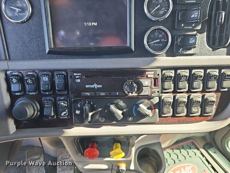 image for item DO7742 2018 Peterbilt 389 semi truck