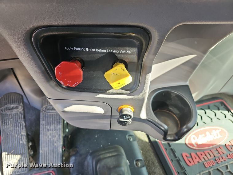 image for item DO7742 2018 Peterbilt 389 semi truck