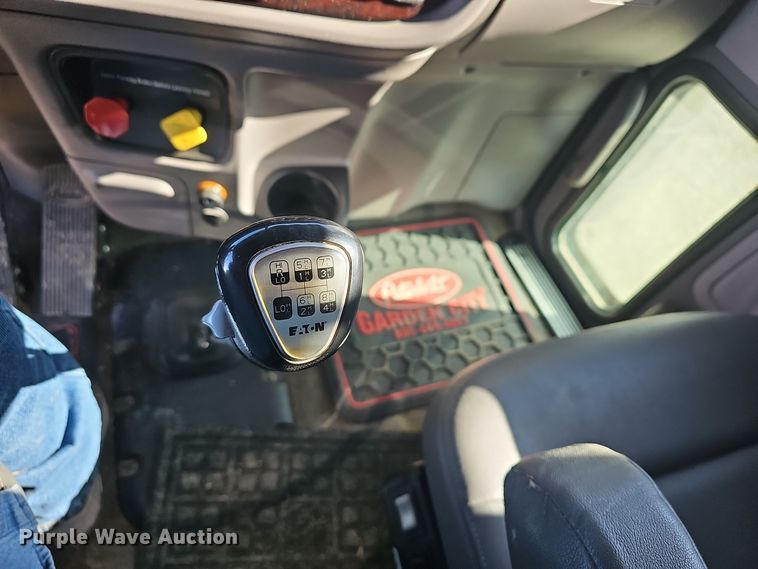 image for item DO7742 2018 Peterbilt 389 semi truck