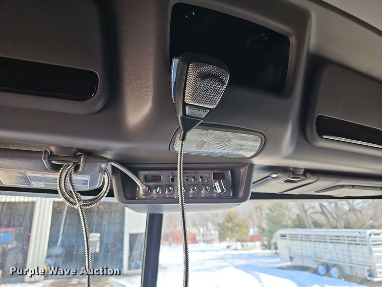 image for item DO7742 2018 Peterbilt 389 semi truck