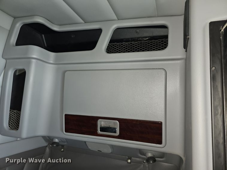 image for item DO7742 2018 Peterbilt 389 semi truck