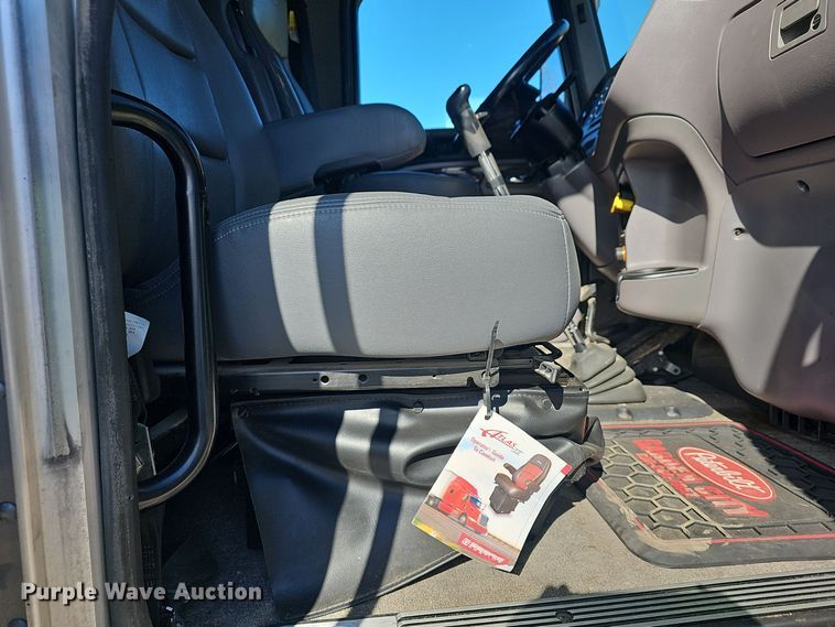 image for item DO7742 2018 Peterbilt 389 semi truck