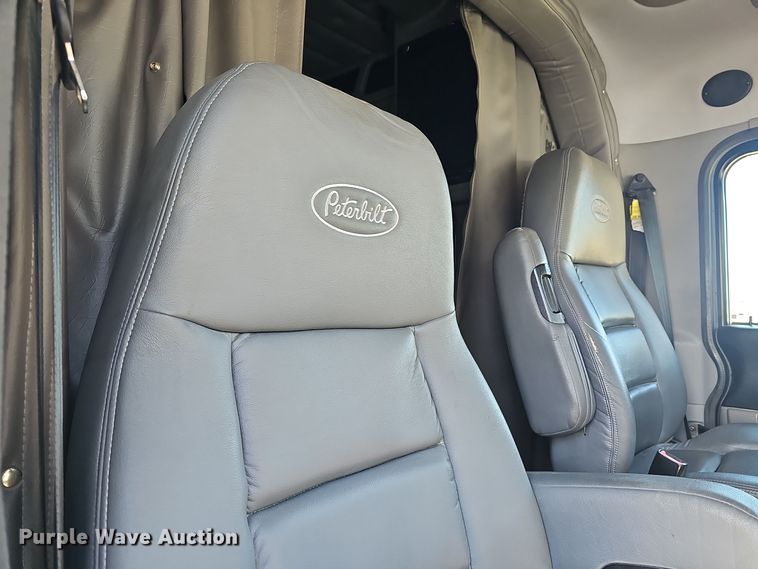 image for item DO7742 2018 Peterbilt 389 semi truck