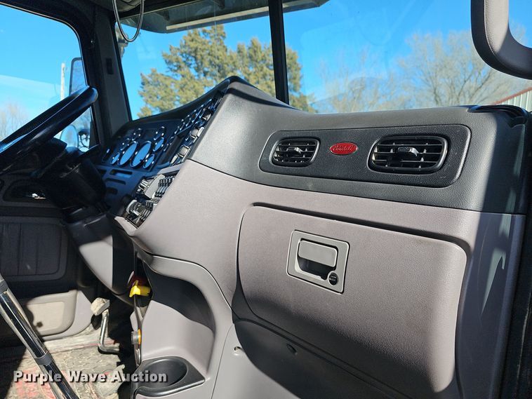 image for item DO7742 2018 Peterbilt 389 semi truck