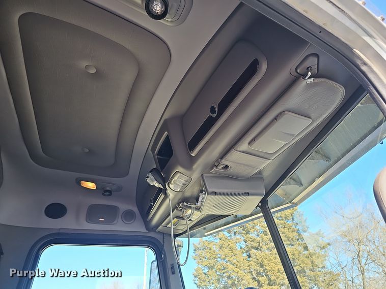 image for item DO7742 2018 Peterbilt 389 semi truck