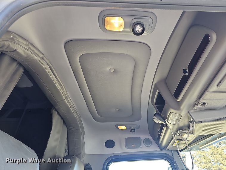 image for item DO7742 2018 Peterbilt 389 semi truck