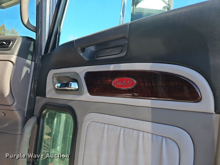 image for item DO7742 2018 Peterbilt 389 semi truck