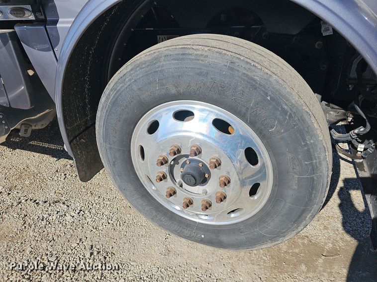 image for item DO7742 2018 Peterbilt 389 semi truck