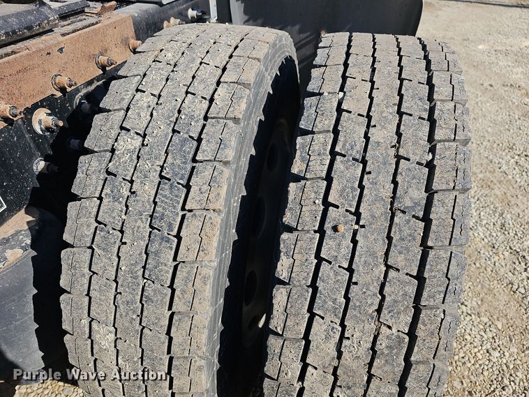 image for item DO7742 2018 Peterbilt 389 semi truck