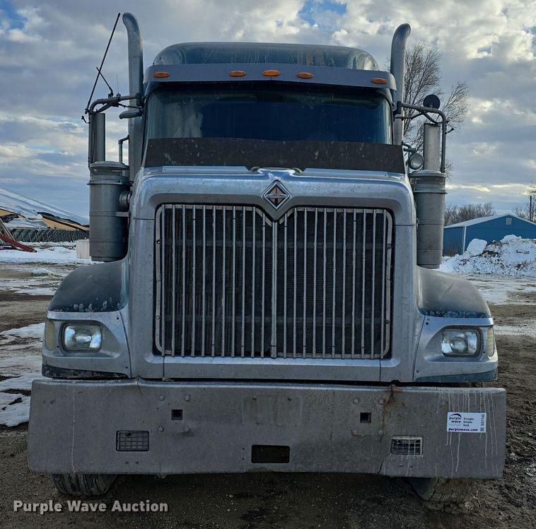 image for item DO7743 2003 International Eagle 9900i semi truck