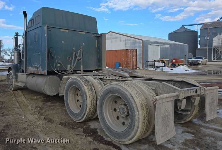 image for item DO7743 2003 International Eagle 9900i semi truck