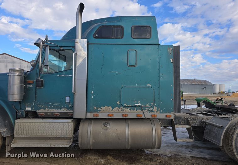 image for item DO7743 2003 International Eagle 9900i semi truck