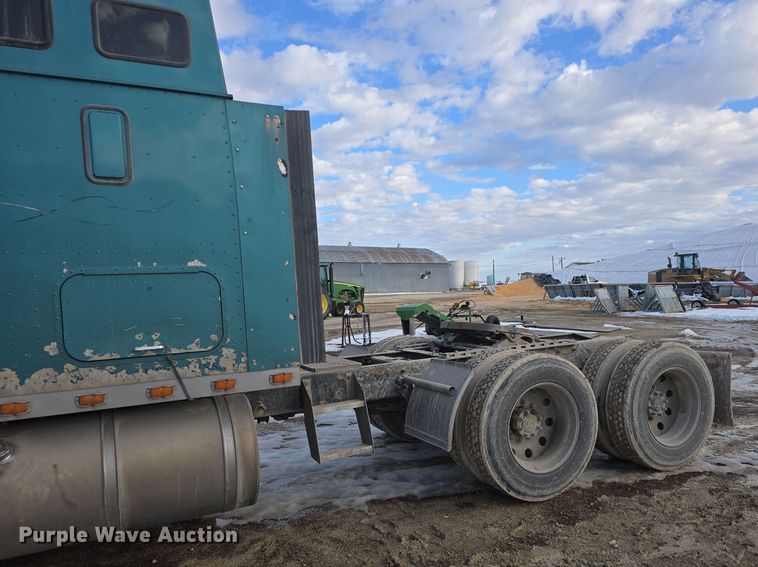 image for item DO7743 2003 International Eagle 9900i semi truck