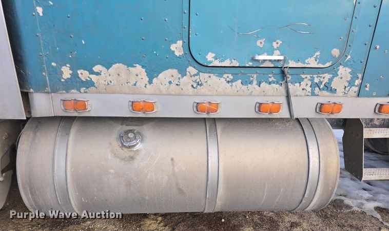 image for item DO7743 2003 International Eagle 9900i semi truck