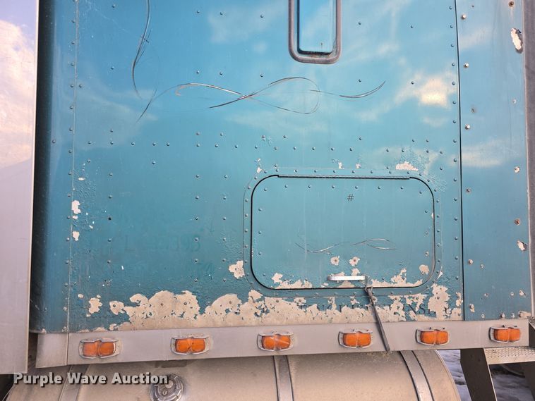 image for item DO7743 2003 International Eagle 9900i semi truck