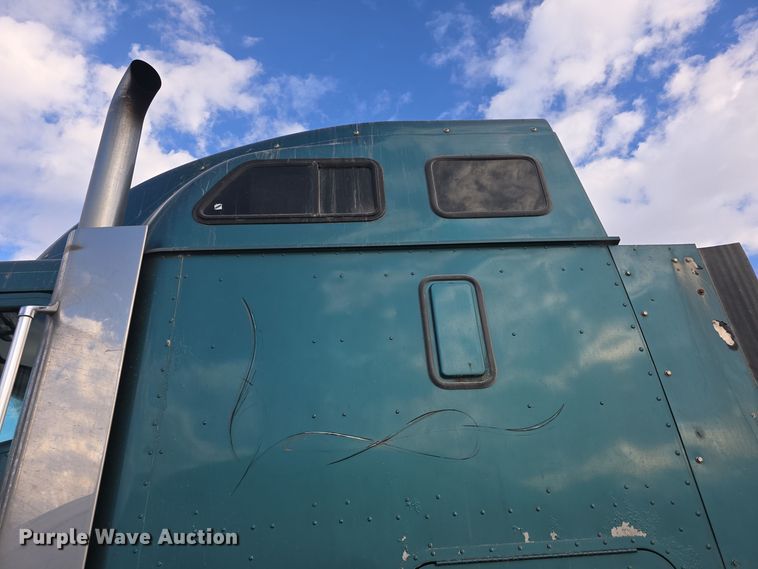 image for item DO7743 2003 International Eagle 9900i semi truck