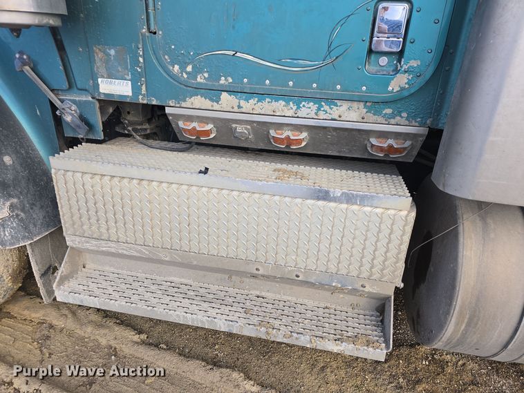 image for item DO7743 2003 International Eagle 9900i semi truck