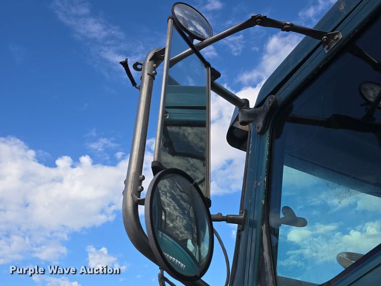 image for item DO7743 2003 International Eagle 9900i semi truck