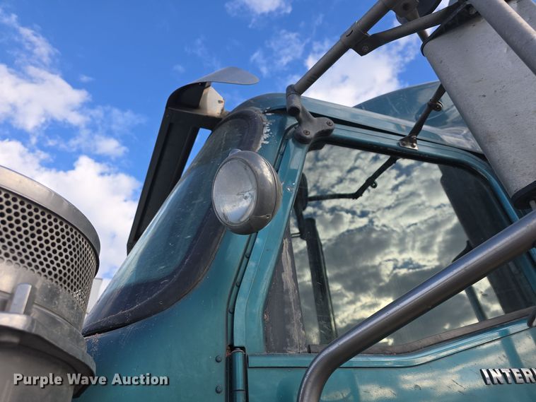 image for item DO7743 2003 International Eagle 9900i semi truck