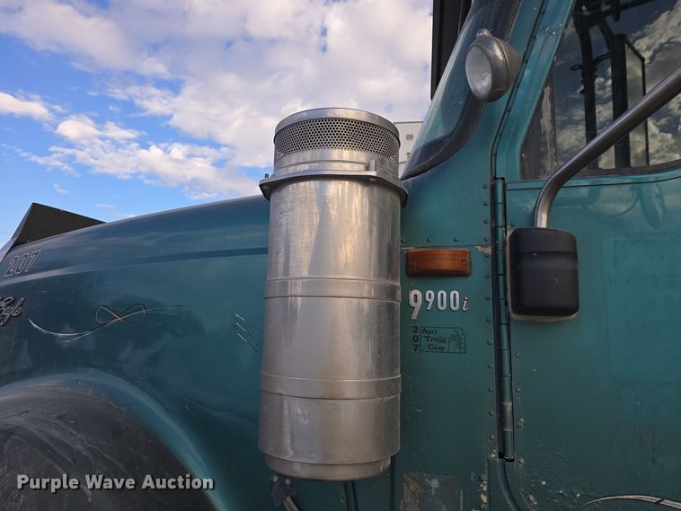 image for item DO7743 2003 International Eagle 9900i semi truck