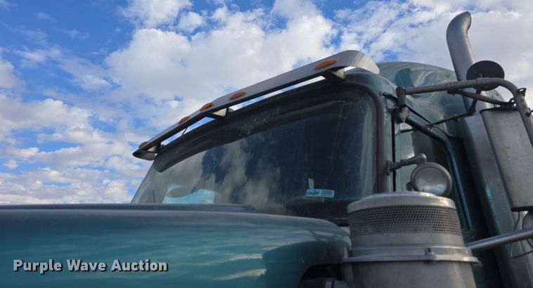 image for item DO7743 2003 International Eagle 9900i semi truck