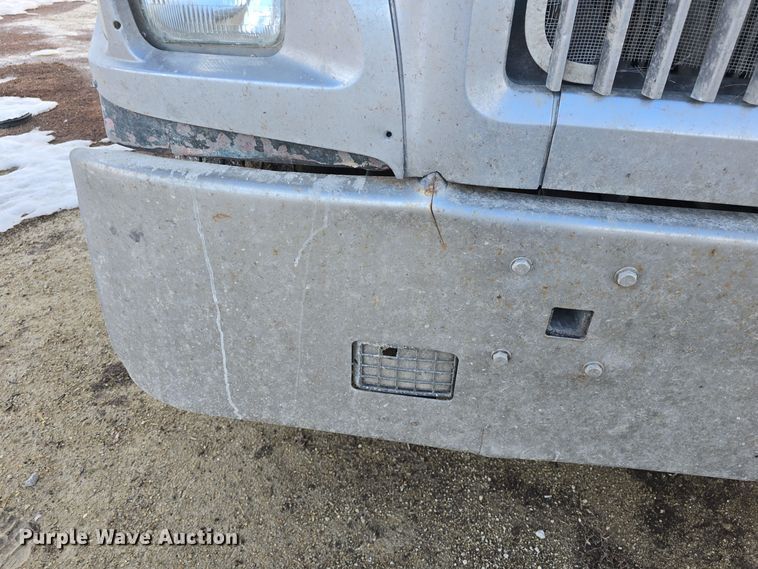 image for item DO7743 2003 International Eagle 9900i semi truck