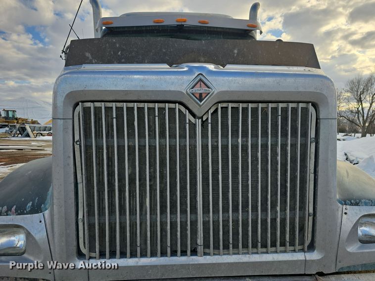 image for item DO7743 2003 International Eagle 9900i semi truck