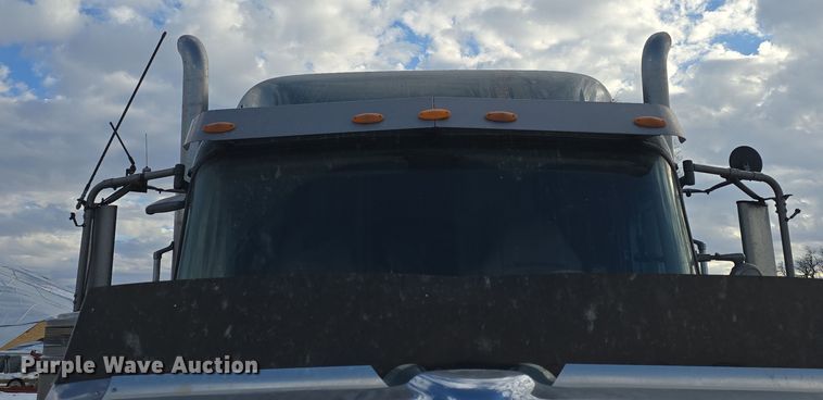 image for item DO7743 2003 International Eagle 9900i semi truck