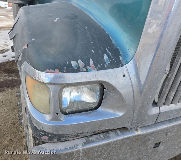 image for item DO7743 2003 International Eagle 9900i semi truck