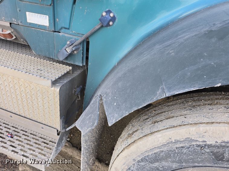 image for item DO7743 2003 International Eagle 9900i semi truck