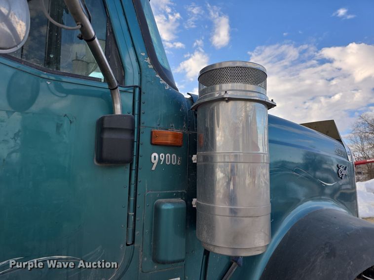 image for item DO7743 2003 International Eagle 9900i semi truck