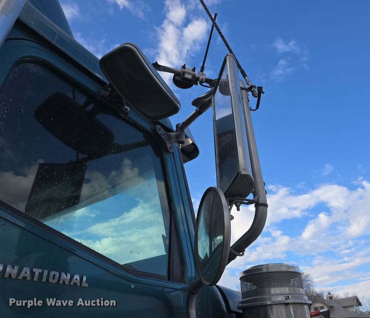 image for item DO7743 2003 International Eagle 9900i semi truck