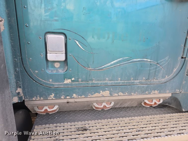 image for item DO7743 2003 International Eagle 9900i semi truck