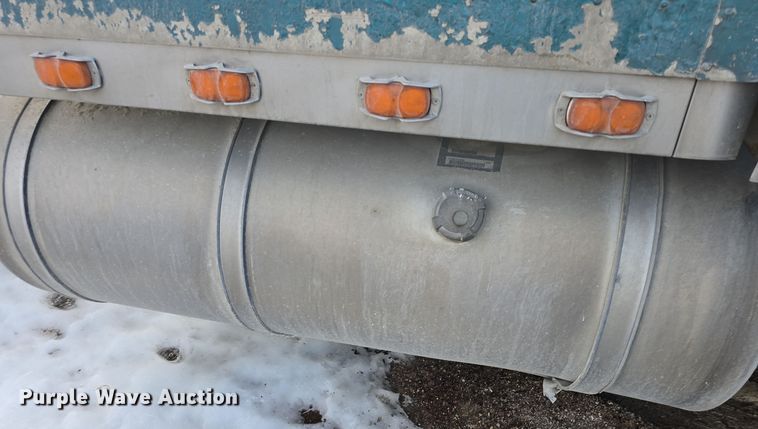 image for item DO7743 2003 International Eagle 9900i semi truck