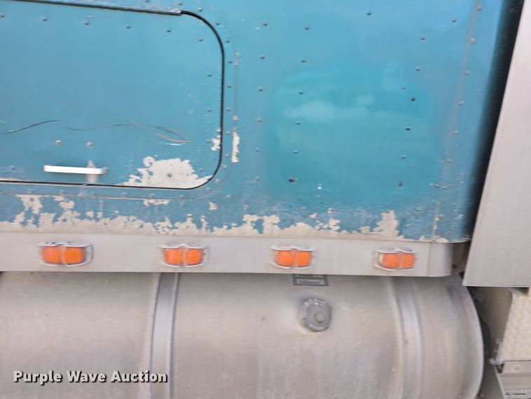 image for item DO7743 2003 International Eagle 9900i semi truck