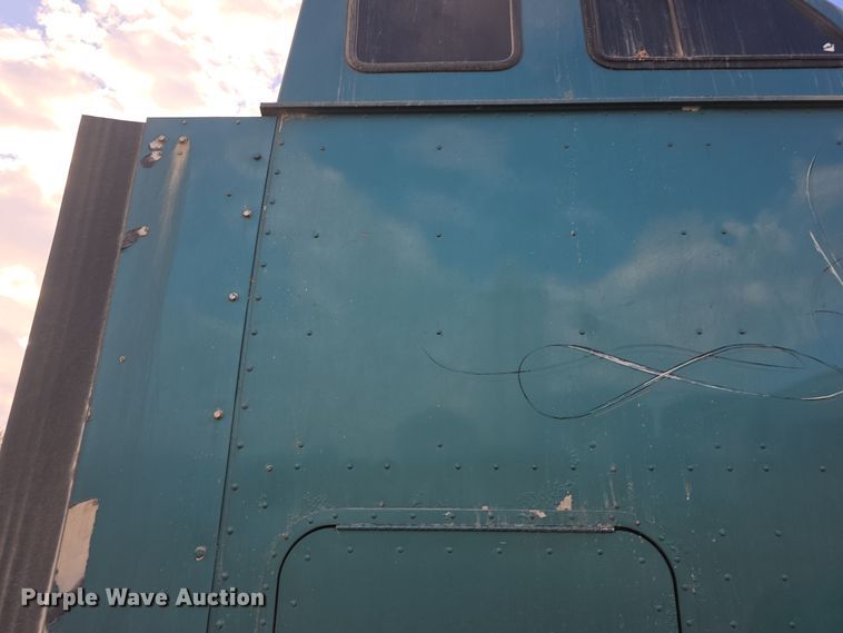 image for item DO7743 2003 International Eagle 9900i semi truck