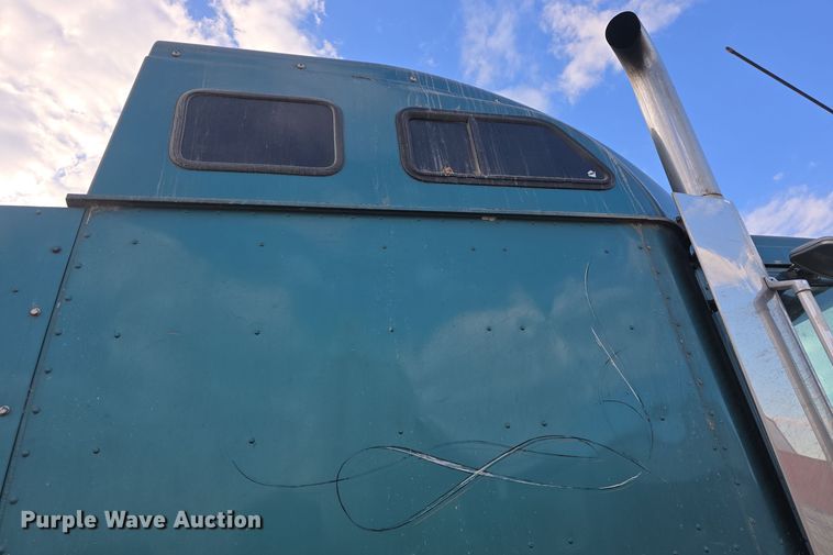 image for item DO7743 2003 International Eagle 9900i semi truck